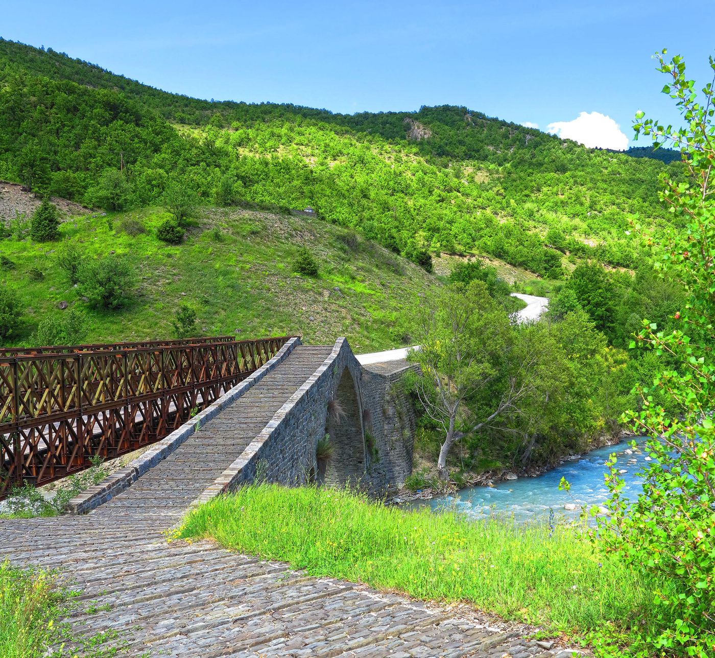 The stone bridge in Drosopigi