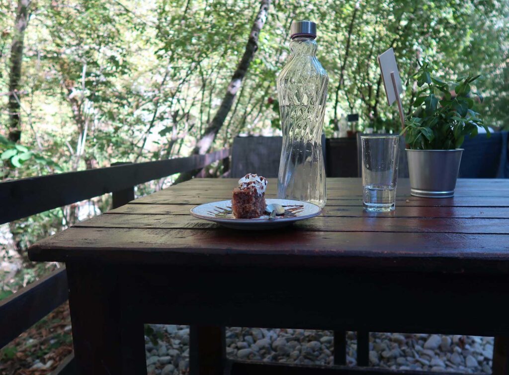 Στην καφετέρια στον παλιό νερόμυλο