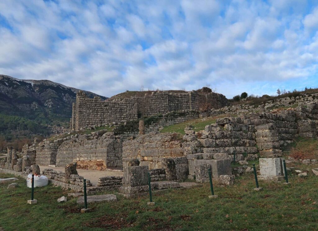 Το βουλετήριο στο αρχαίο θέατρο της Δωδώνης